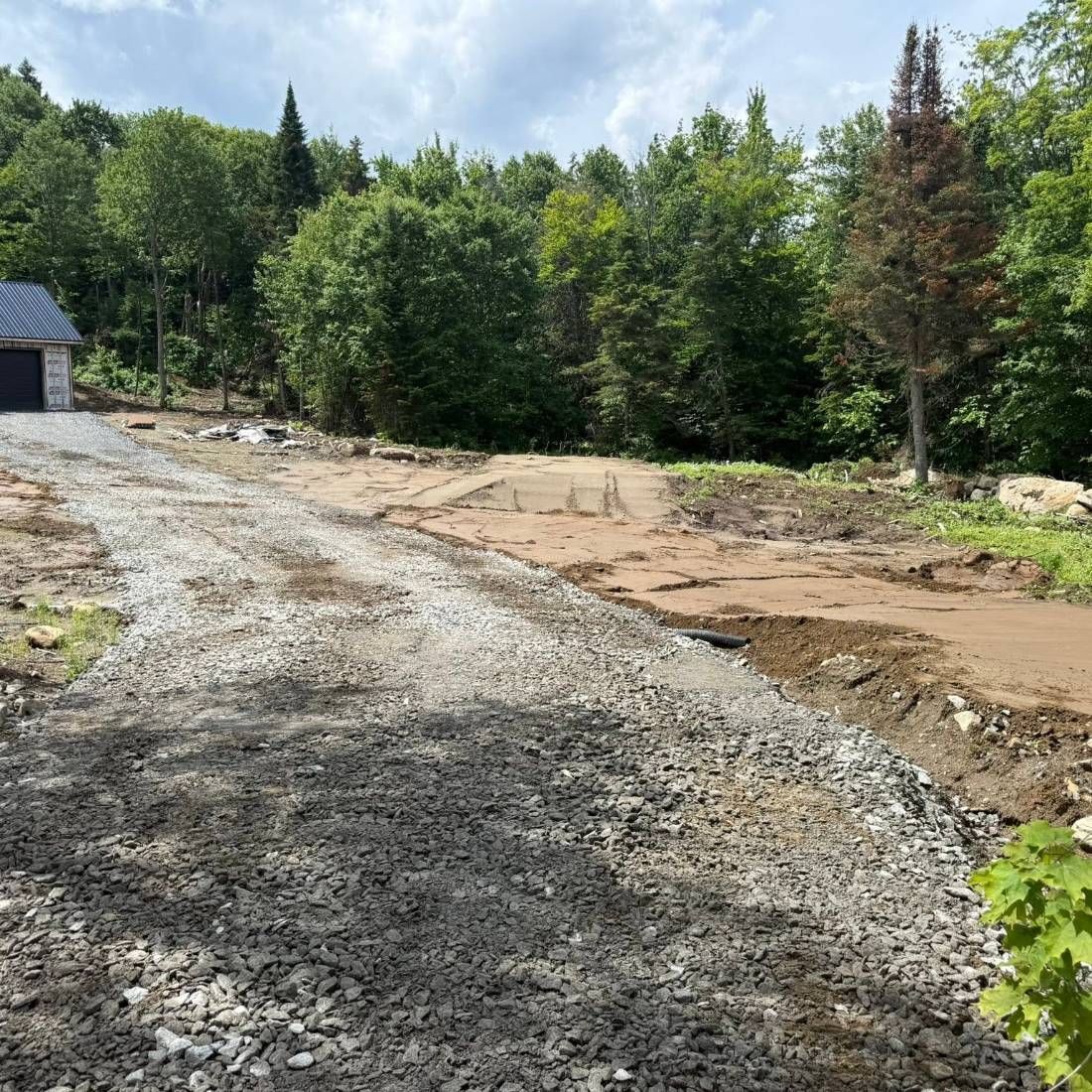 Chemin d'accès en gravier fraîchement nivelé