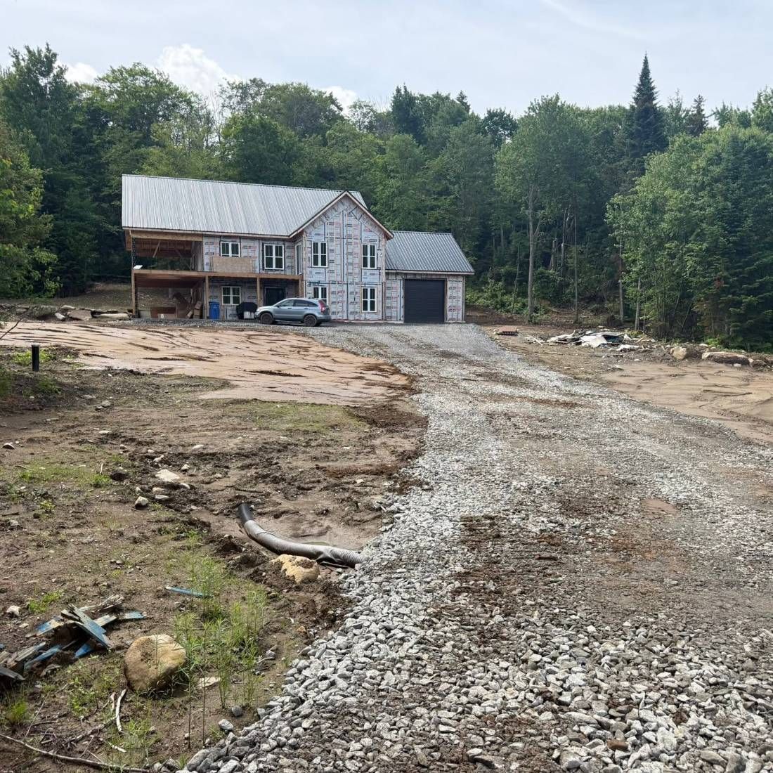 Entrée en gravier terminée devant une maison neuve