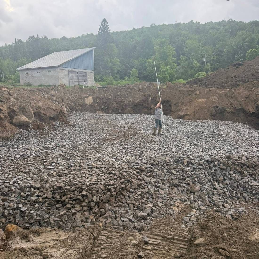 Excavation de fondation remplie de pierre nette